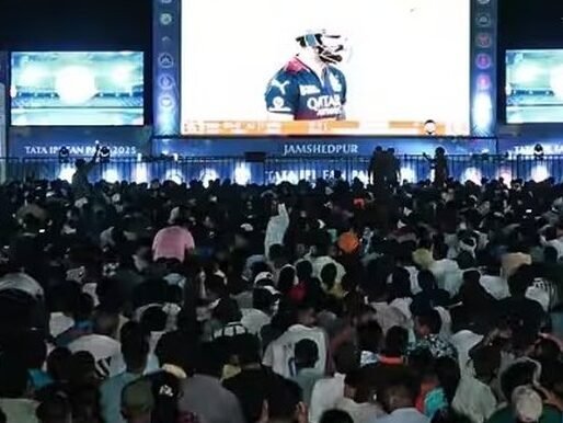 Fans clicking pictures at 360 degree photo booth in IPL Fan Park